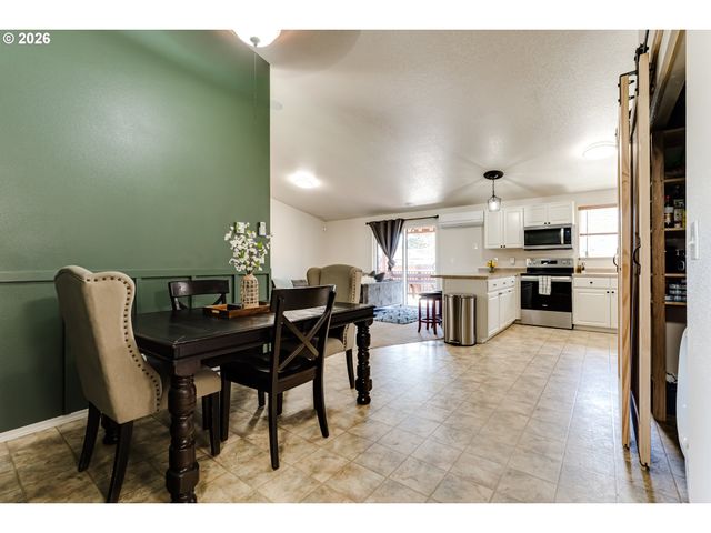 549 GILFRY Ave, Creswell, OR 97426