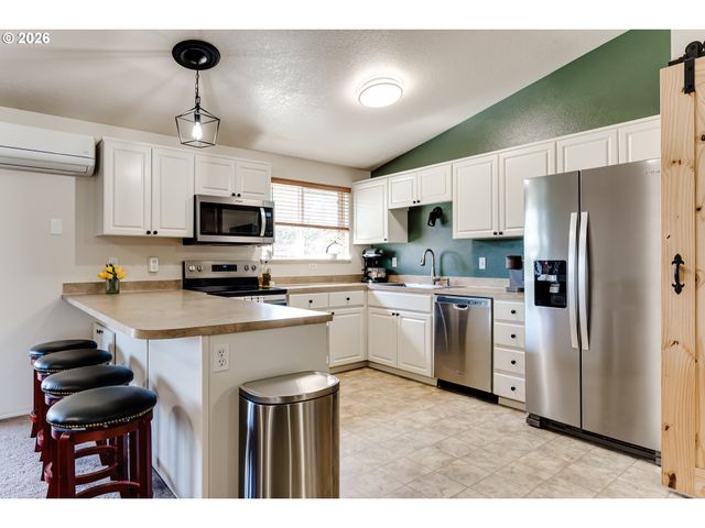 549 GILFRY Ave, Creswell, OR 97426