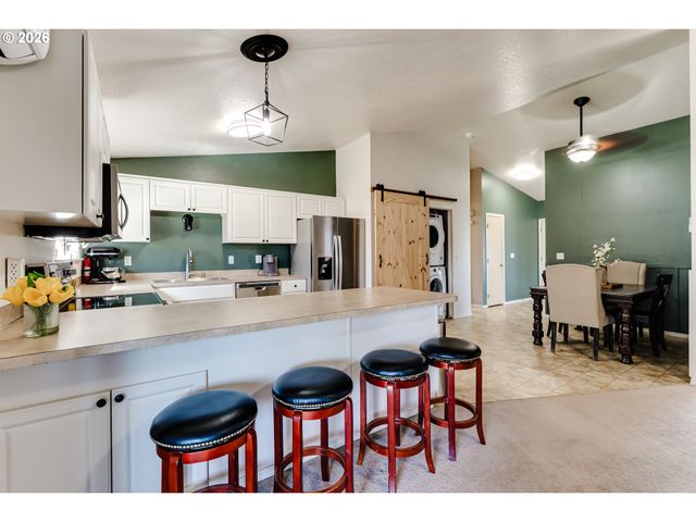 549 GILFRY Ave, Creswell, OR 97426