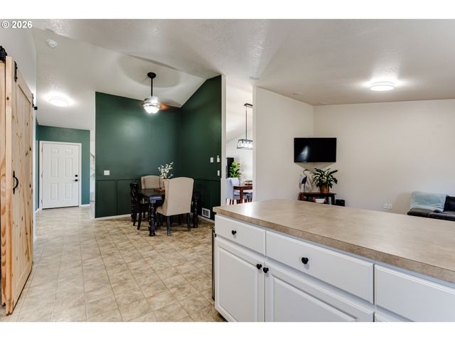 549 GILFRY Ave, Creswell, OR 97426