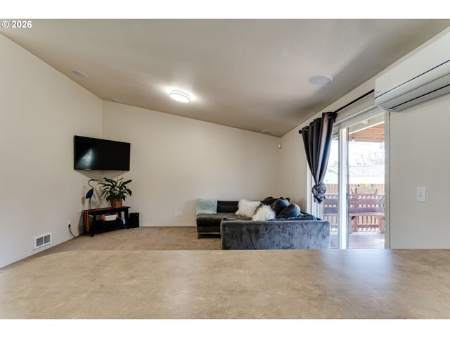 549 GILFRY Ave, Creswell, OR 97426