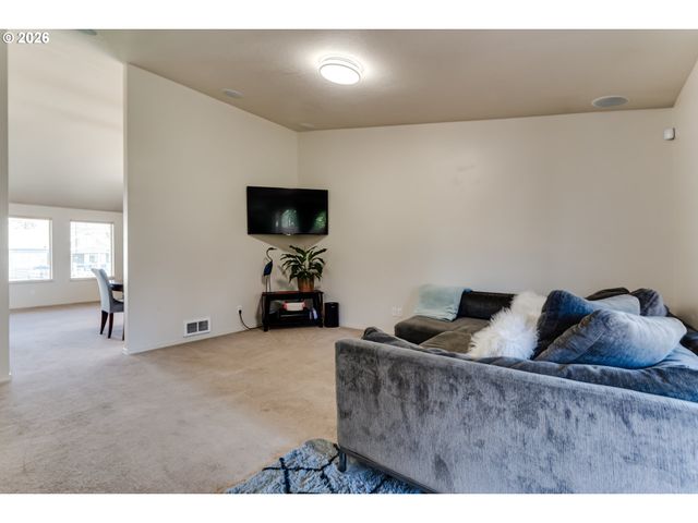 549 GILFRY Ave, Creswell, OR 97426