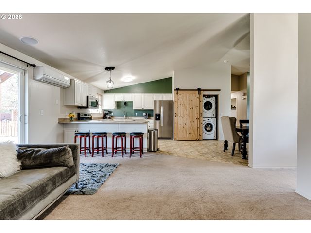 549 GILFRY Ave, Creswell, OR 97426