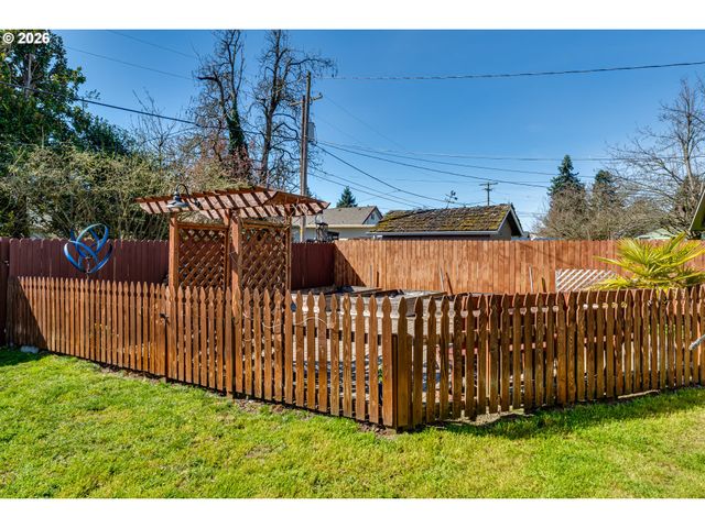 549 GILFRY Ave, Creswell, OR 97426