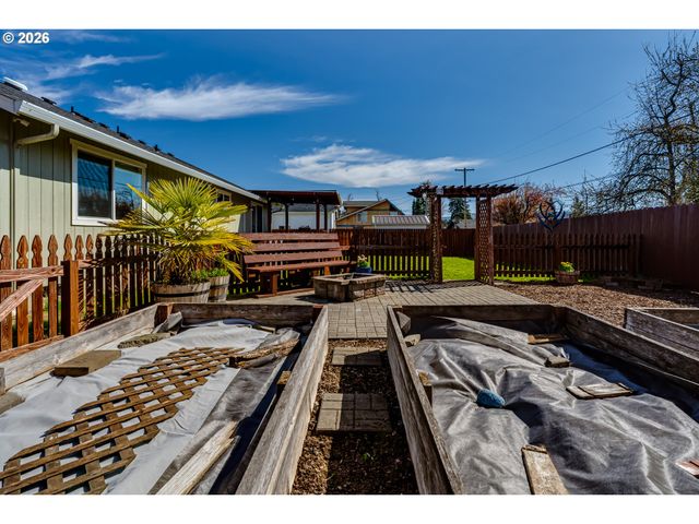 549 GILFRY Ave, Creswell, OR 97426