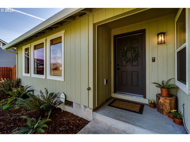 549 GILFRY Ave, Creswell, OR 97426