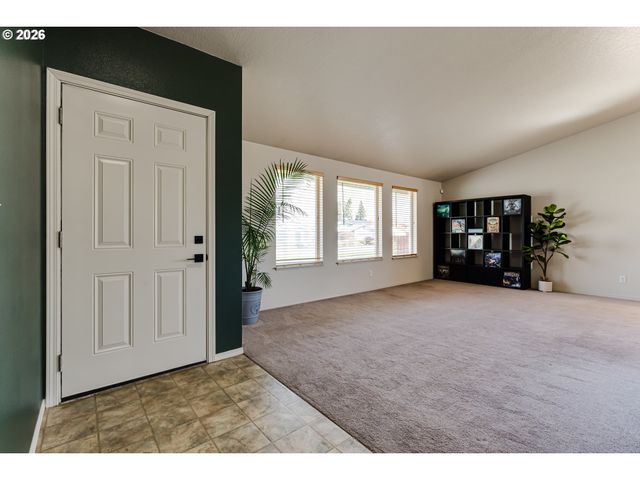 549 GILFRY Ave, Creswell, OR 97426