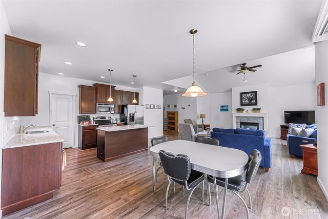 927 Clearwater Court, Mount Vernon, WA 98273