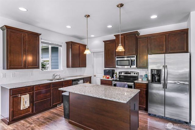 927 Clearwater Court, Mount Vernon, WA 98273