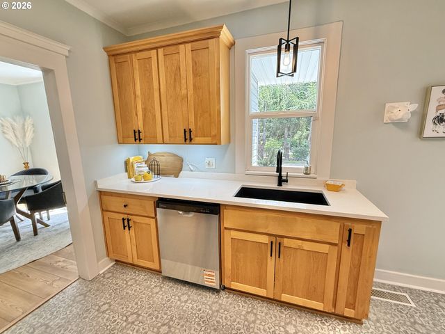 326 Sw ELMWOOD Ave, Mc Minnville, OR 97128