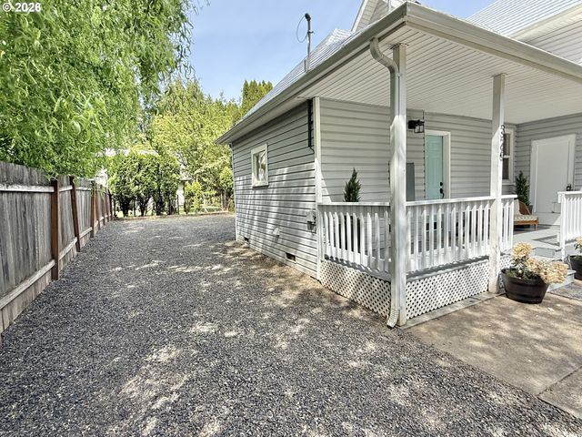 326 Sw ELMWOOD Ave, Mc Minnville, OR 97128