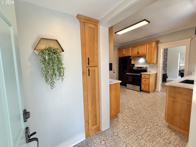 326 Sw ELMWOOD Ave, Mc Minnville, OR 97128