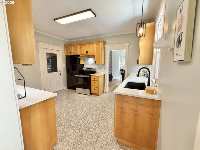 326 Sw ELMWOOD Ave, Mc Minnville, OR 97128