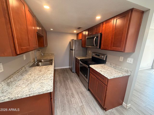 6527 N 67TH Avenue 102, Glendale, AZ 85301