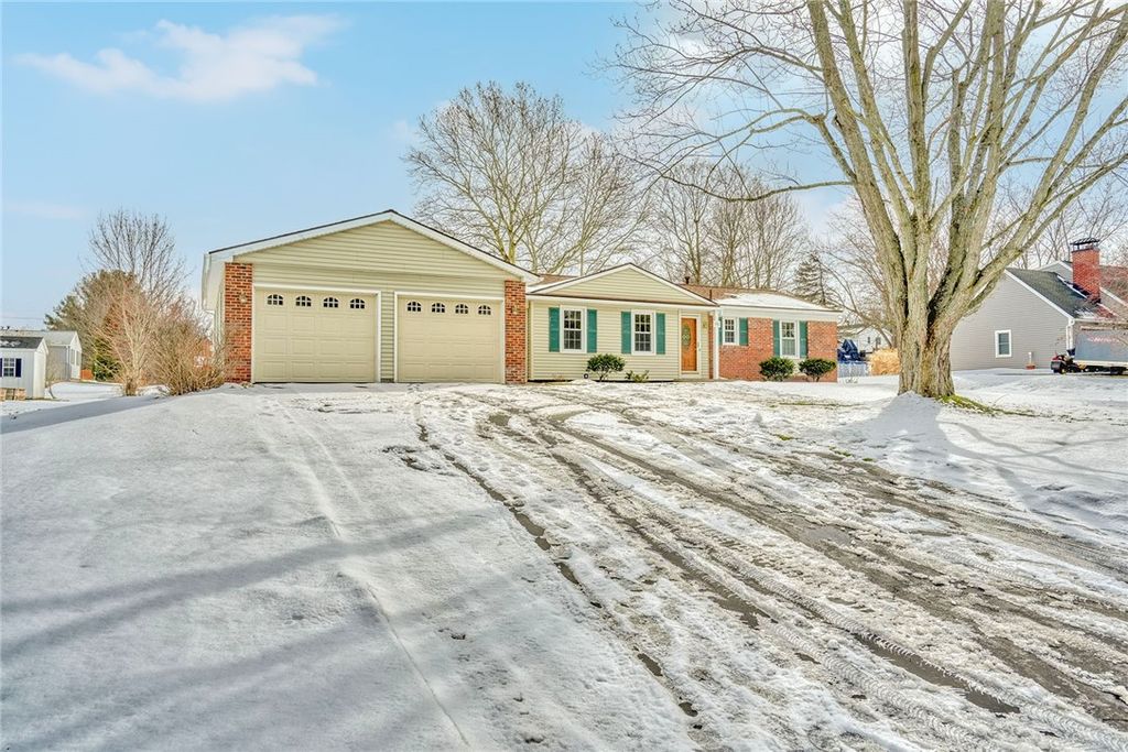 193 Hawthorne Circle, Farmington, NY 14425