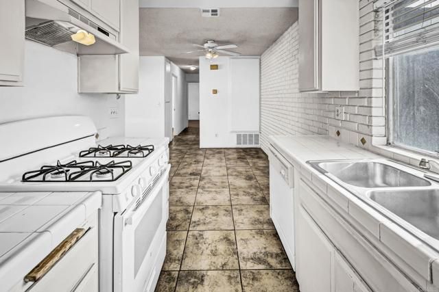 3448 Seabreeze Walk, Oceanside, CA 92056