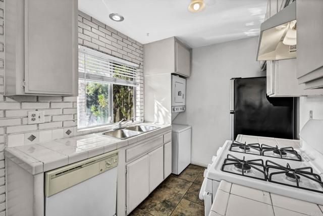 3448 Seabreeze Walk, Oceanside, CA 92056