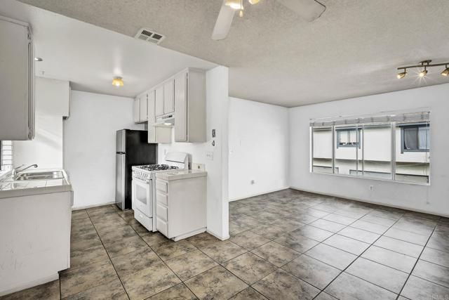 3448 Seabreeze Walk, Oceanside, CA 92056