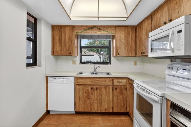 2025 SYLVESTER ROAD E1, Lakeland, FL 33803