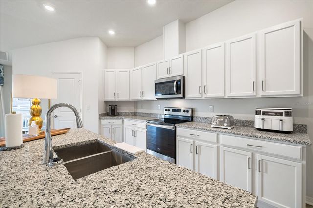 915 OVERPOOL AVENUE, Davenport, FL 33896