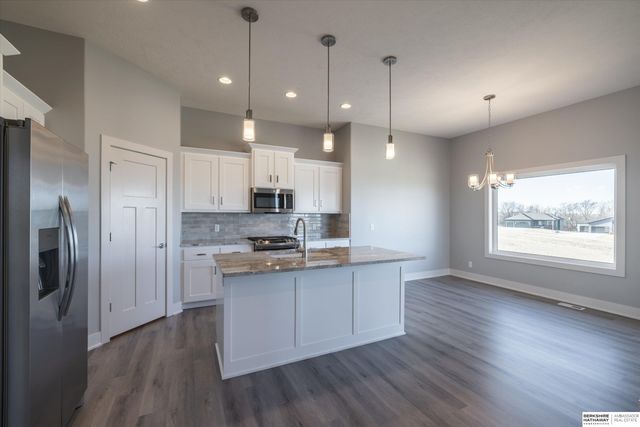 16071 Center West Hadan Drive, Bennington, NE 68007