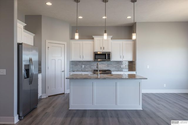 16071 Center West Hadan Drive, Bennington, NE 68007