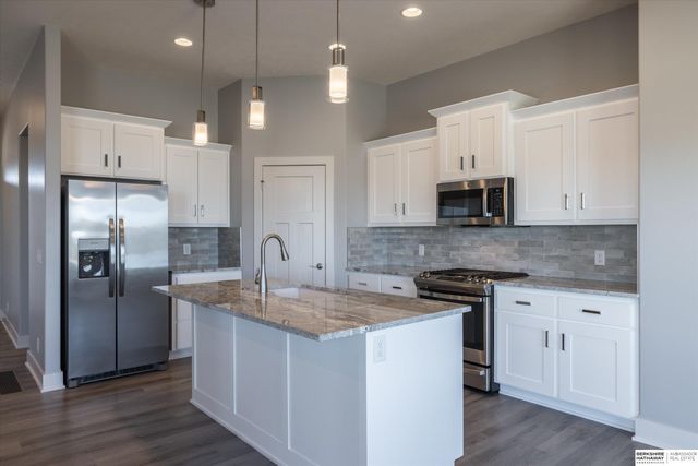 16071 Center West Hadan Drive, Bennington, NE 68007