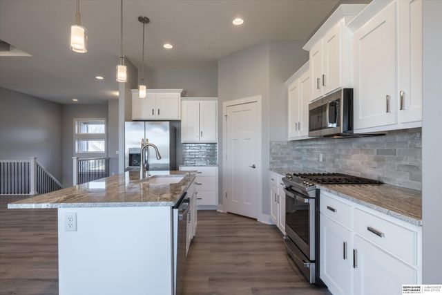 16071 Center West Hadan Drive, Bennington, NE 68007