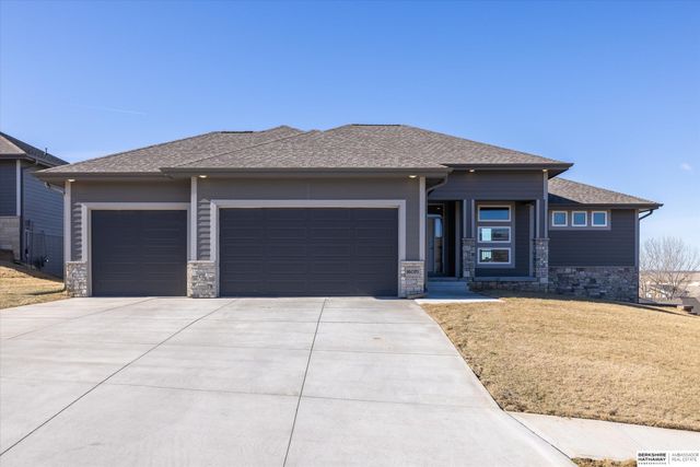 16071 Center West Hadan Drive, Bennington, NE 68007