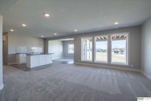 16071 Center West Hadan Drive, Bennington, NE 68007
