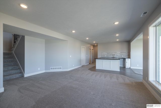 16071 Center West Hadan Drive, Bennington, NE 68007