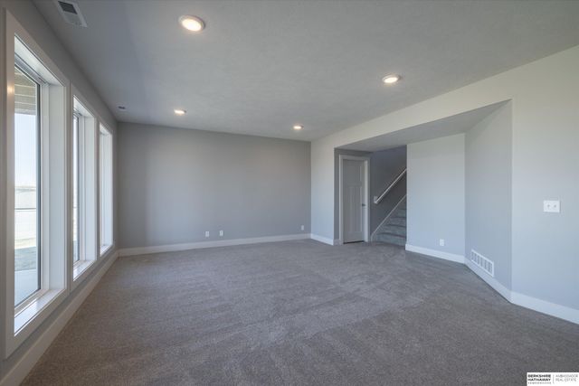 16071 Center West Hadan Drive, Bennington, NE 68007