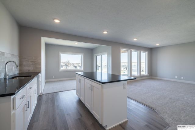 16071 Center West Hadan Drive, Bennington, NE 68007