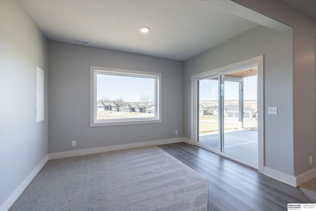 16071 Center West Hadan Drive, Bennington, NE 68007