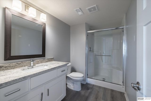 16071 Center West Hadan Drive, Bennington, NE 68007