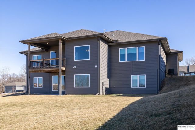 16071 Center West Hadan Drive, Bennington, NE 68007