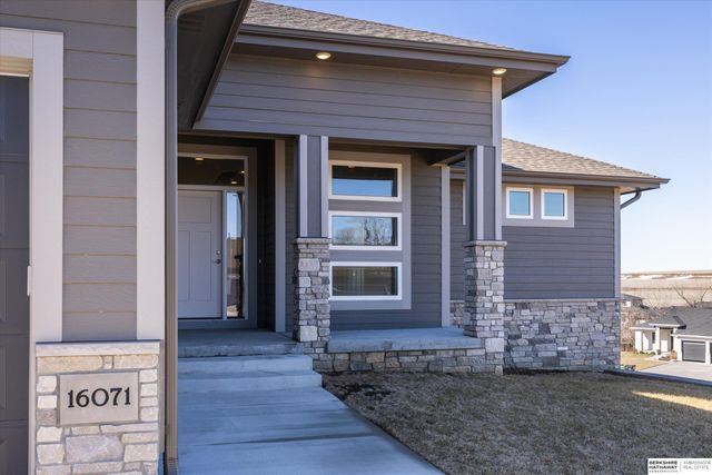 16071 Center West Hadan Drive, Bennington, NE 68007