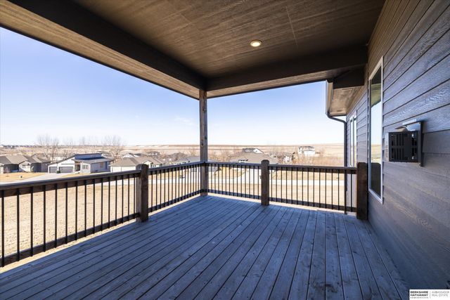 16071 Center West Hadan Drive, Bennington, NE 68007