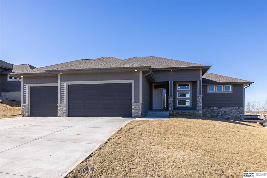 16071 Center West Hadan Drive, Bennington, NE 68007