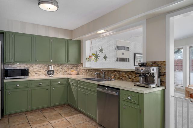 1901 S Cedarbrook Avenue, Springfield, MO 65804