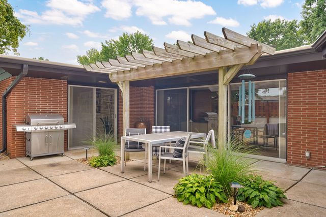1901 S Cedarbrook Avenue, Springfield, MO 65804