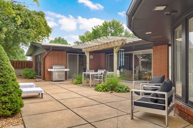 1901 S Cedarbrook Avenue, Springfield, MO 65804