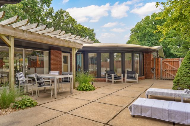 1901 S Cedarbrook Avenue, Springfield, MO 65804