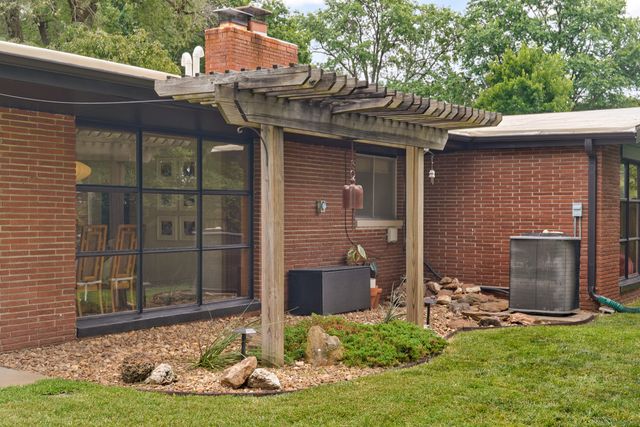 1901 S Cedarbrook Avenue, Springfield, MO 65804