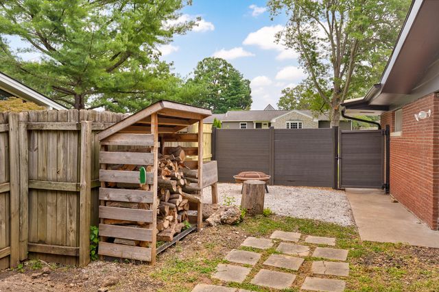 1901 S Cedarbrook Avenue, Springfield, MO 65804