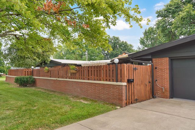 1901 S Cedarbrook Avenue, Springfield, MO 65804