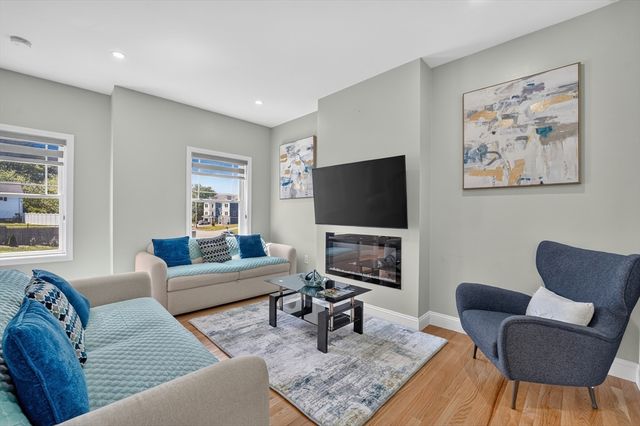 4 Jackson Rd 4, Chelmsford, MA 01863