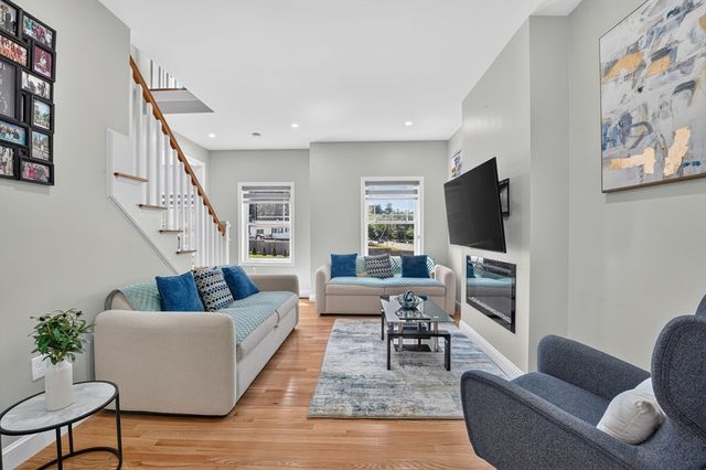 4 Jackson Rd 4, Chelmsford, MA 01863