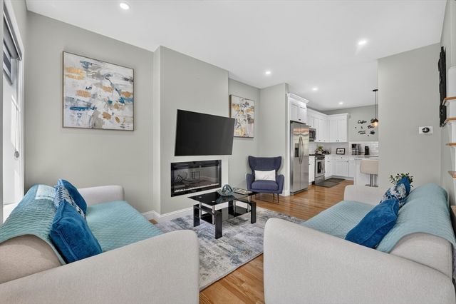 4 Jackson Rd 4, Chelmsford, MA 01863