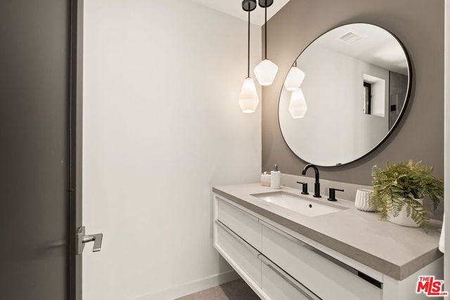 752 W 19th Street B, Costa Mesa, CA 92627